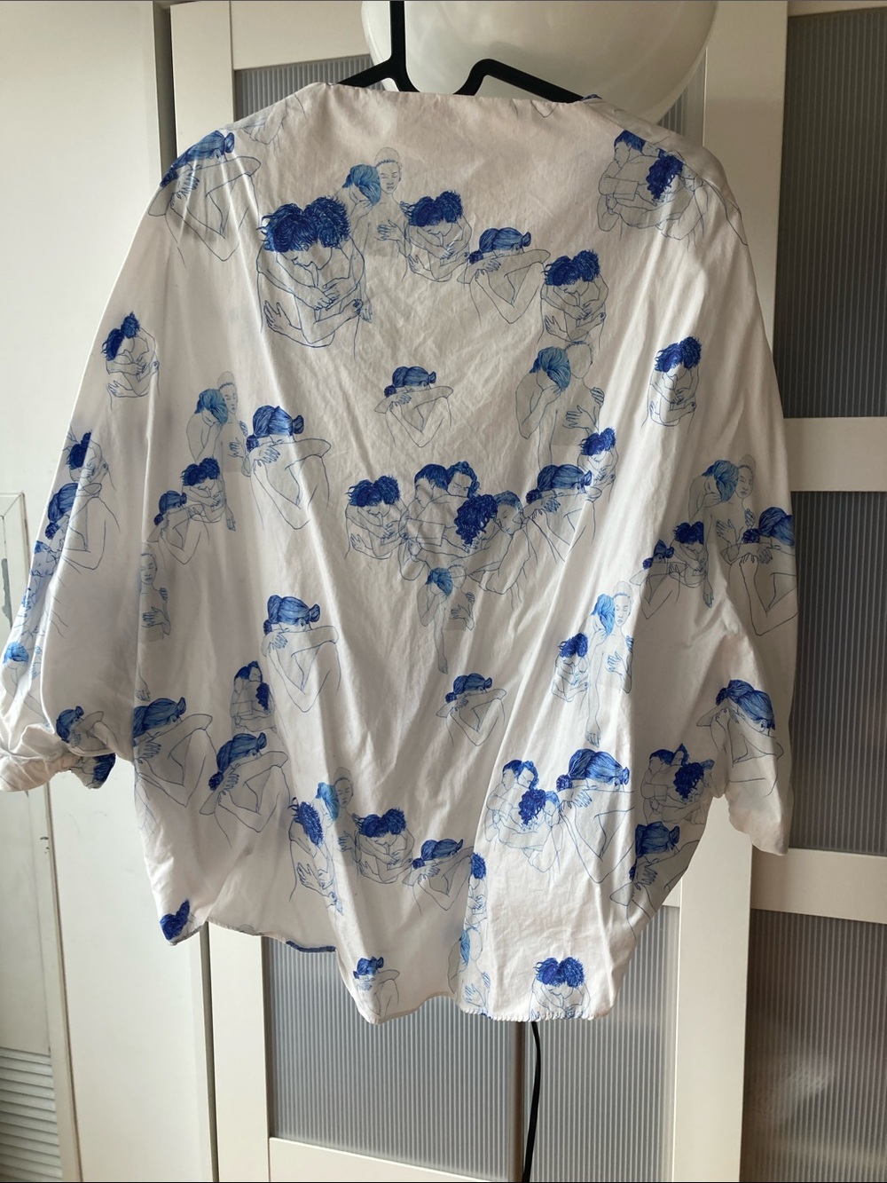 Pera Lima White V-Neck Blue Print Top 100% cotton
One size fits S or M - Picture 4 of 6